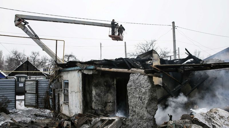 Klid zbraní se využívá v Doněcku k opravě rozvodné sítě poškozené boji. 