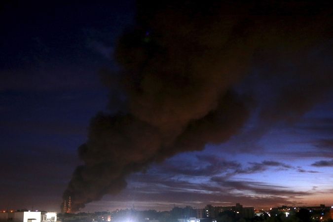 Kouř nad místem střetů provládních sil a islamistů v Benghází