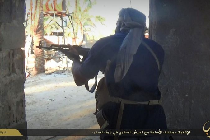 Bojovník Islámského státu v iráckém městě Džurf as-Sachar