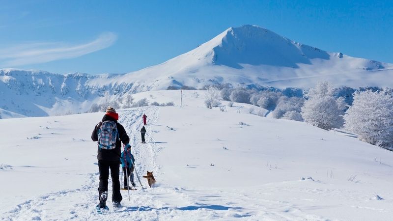 V pohorkách nebo na sněžnicích – i tak si řada turistů užívá zimní dovolenou na horách.