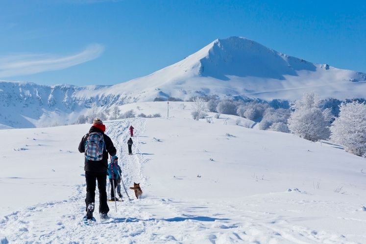 V pohorkách nebo na sněžnicích - i tak si řada turistů užívá zimní dovolenou na horách.
