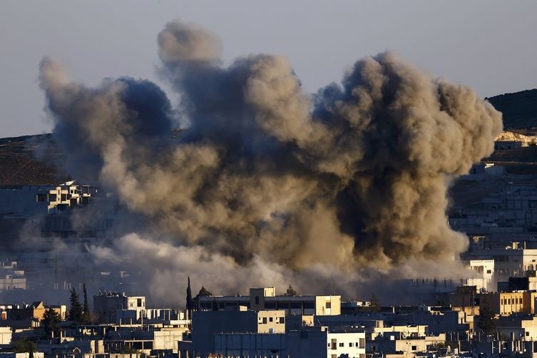Exploze bomb shozených na syrské Kobani