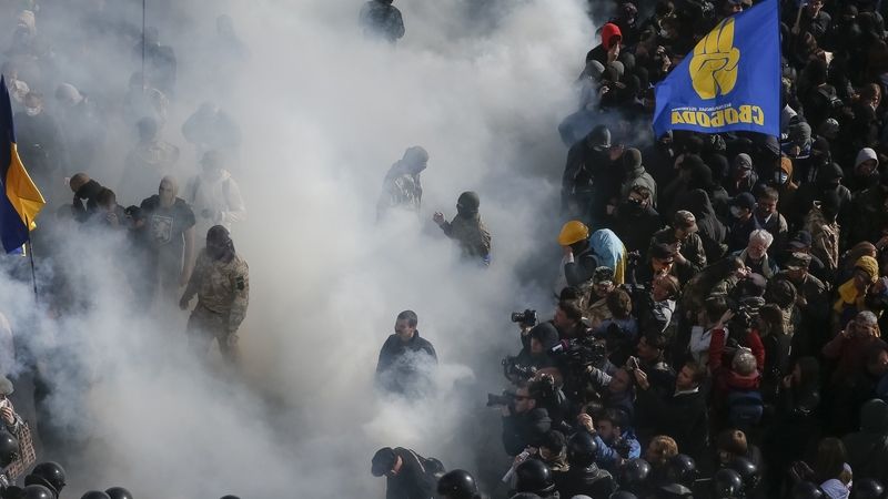 Střety ukrajinských ultranacionalistů s policií u parlamentu 