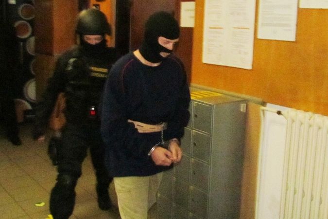 Ozbrojení policisté přivedli obviněného z vraždy a znásilnění dívky k vazebnímu jednání na Okresní soud v Ústí nad Labem v pátek krátce před pátou odpoledne. 