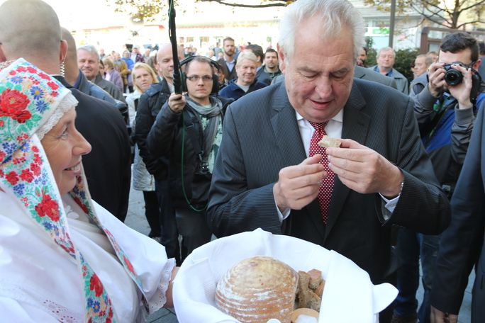 Prezident Miloš Zeman dostal na přivítanou v Opavě chléb. 