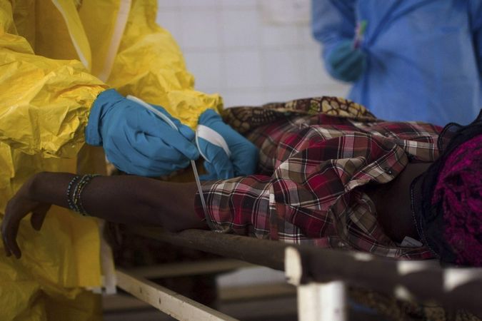 Zdravotníci v Sieře Leone odebírají krev člověku, u něhož je podezření na nákazu ebolou.
