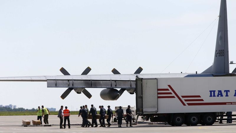 Z charkovského letiště se odvážely i ostatky obětí ze sestřeleného Boeingu 777.