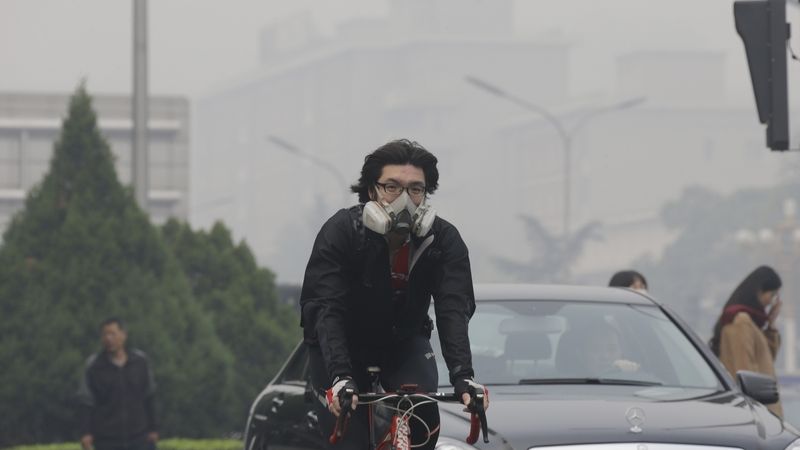 Cyklista s dýchací maskou v Pekingu