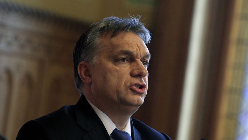 Maďarský premiér Viktor Orbán vyzval šéfku daňové správy, aby na amerického diplomata podala žalobu za pomluvu.