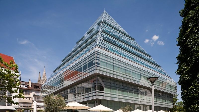 Moderní budova místní knihovny