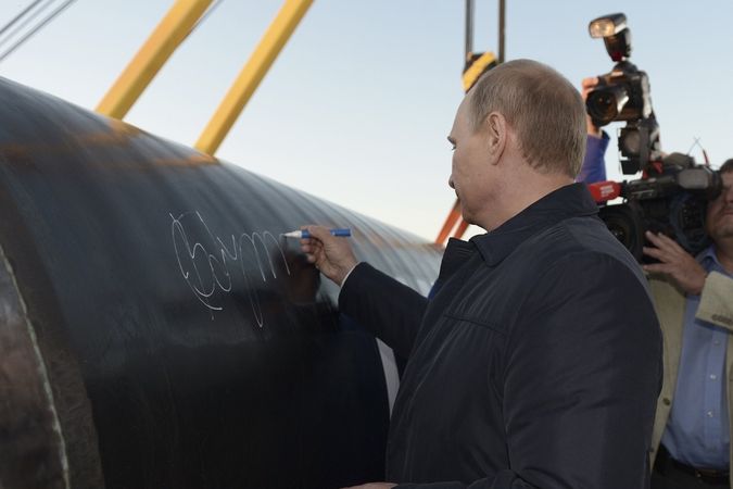 Ruský prezident Vladimir Putin podepisuje nově budovaný plynovod Gazpromu z Ruska do Číny.