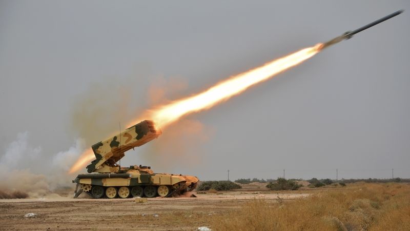 Iráčané při výcviku odpalují raketu z ruského mobilního raketometu TOS 1.