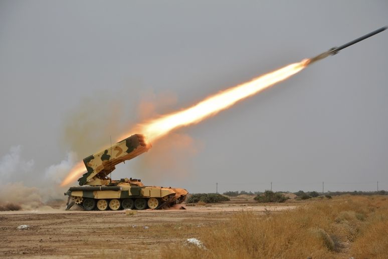 Iráčané při výcviku odpalují raketu z ruského mobilního raketometu TOS 1
