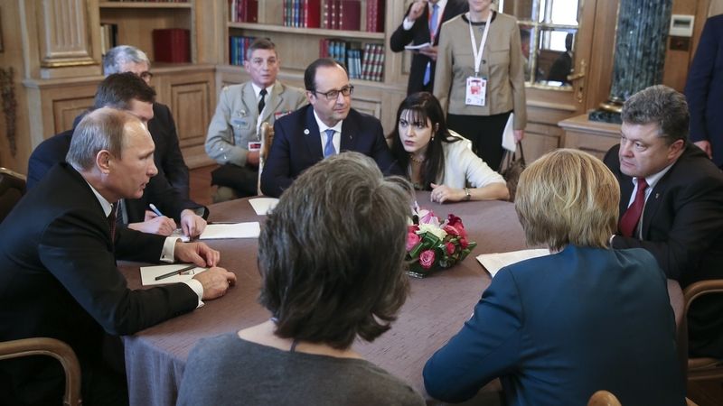 Ruský prezident Vladimir Putin s ukrajinským protějškem petrem Porošenkem. Mezi nimi je francouzský prezident Francois Hollande.