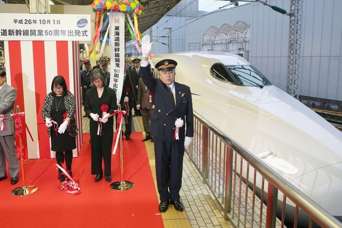 Slavnostní ceremoniál v Tokiu připomíná 50. výročí od první jízdy rychlovlaku šinkansen.