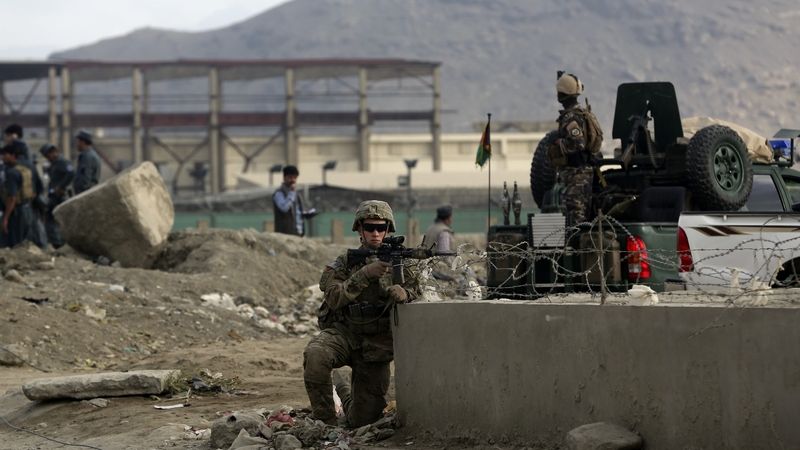 Vojáci a policisté v Afghánistánu jsou prakticky denně terčem atentátů.