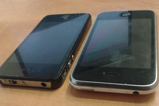Paralyzér (vlevo) nemá na rozdíl od pravého iPhonu stříbrný rámeček po obvodu