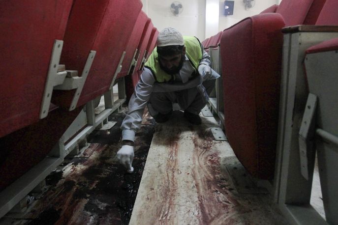 Krev na podlaze posluchárny ve vojenské škole v Péšávaru