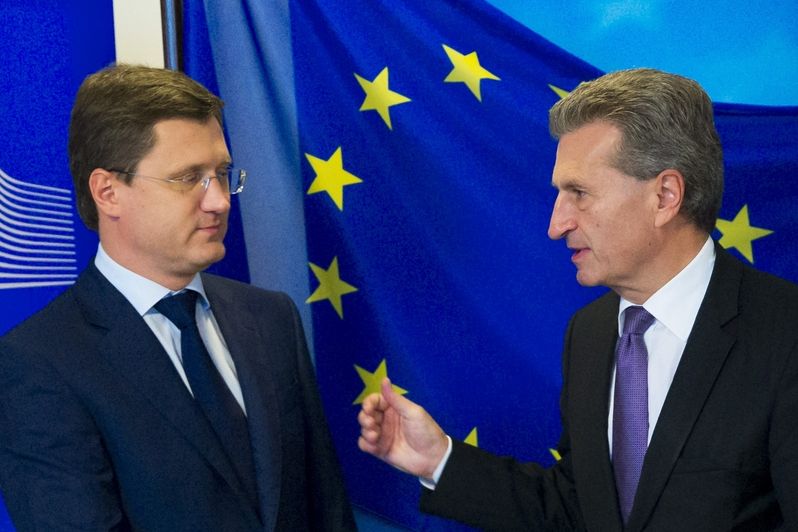 Ruský ministr energetiky Alexander Novak a eurokomisař pro energetiku Günther Oettinger před pátečním jednáním EU, Ruska a Ukrajiny o plynu v Berlíně


