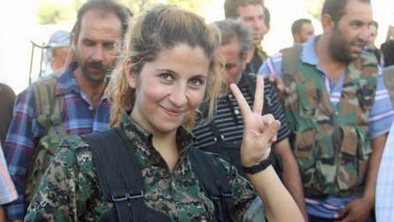 Kurdská bojovnice Rehana na snímku, který se objevil na Twitteru na profilu uživatele jménem Rashad abdel Qader.
