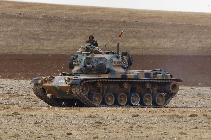 Turecký tank se přesouvá k městu Kobani.