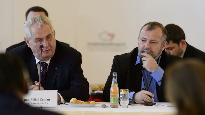 Prezident republiky Miloš Zeman a ředitel zahraničního odboru Kanceláře prezidenta republiky Hynek Kmoníček.