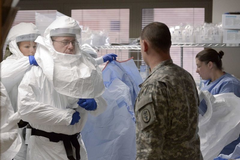Zdravotníci v ochranných oblecích při nácviku opatření proti ebole na vojenské základně v americkém San Antoniu.
