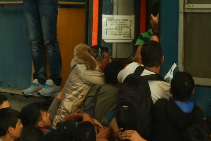 BEZ KOMENTÁŘE: Uprchlíci se snaží dostat do vlaku na nádraží v Budapešti