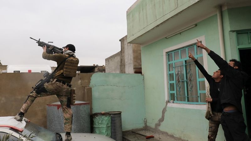 Příslušník iráckých speciálních sil pálí na dron IS 