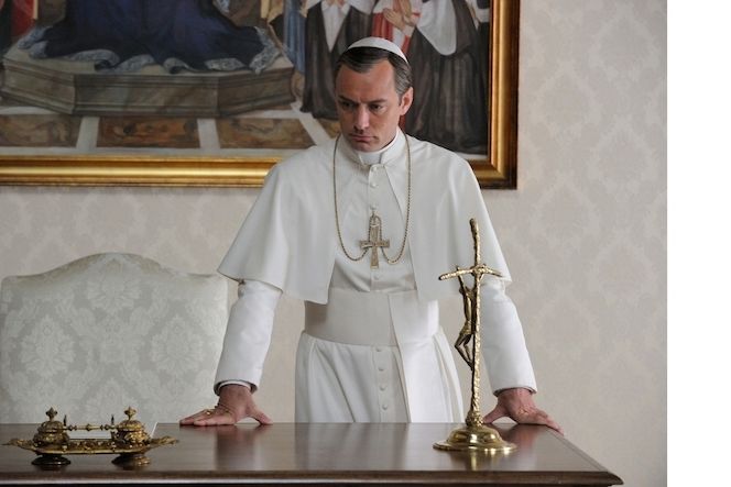 Jude Law v seriálu Mladý papež (2016)