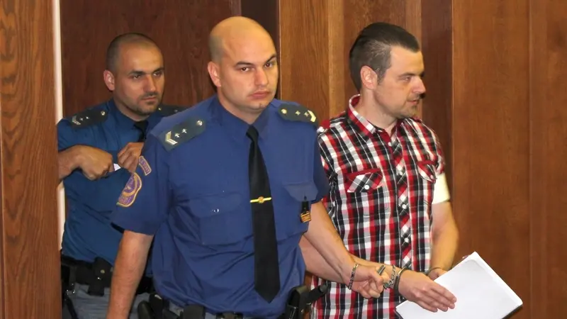 Kramný, který dostal 28 let za vraždu manželky a dcery, se o