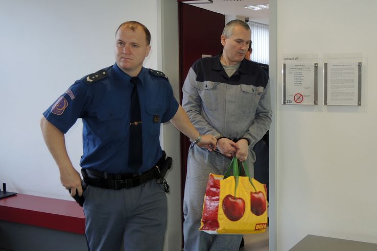Justiční stráž vyvádí lihového bosse Radka Březinu ze soudní síně.