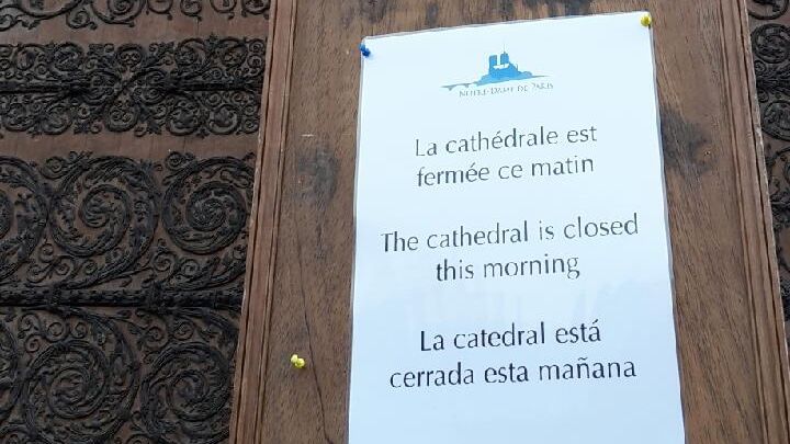 Oznámení o uzavření katedrály Notre-Dame v Paříži