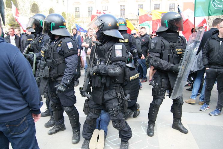 Desítky policejních těžkooděnců zasahovaly na prvomájové demonstraci nacionalistů.