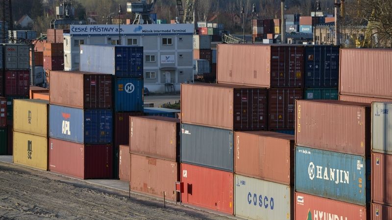 Přebytek zahraničního obchodu loni klesl