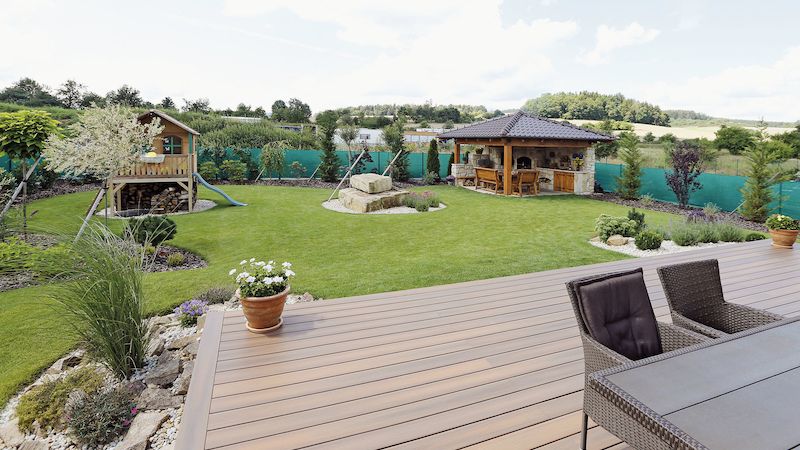 Dřevoplastová terasa od Fiberonu spojuje obytnou část domu se zahradou.