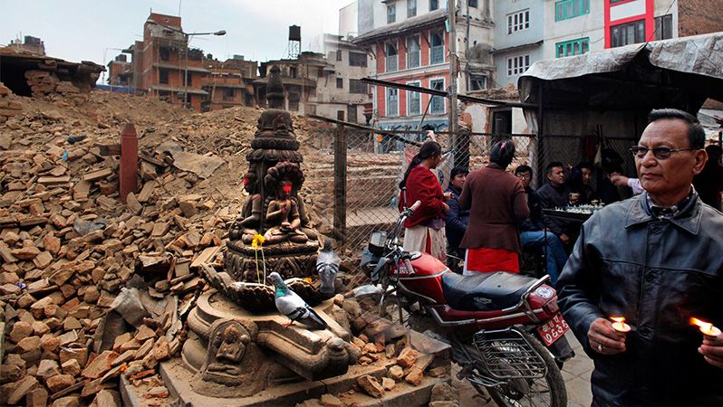 Socha Buddhy v troskách po zemětřesení v Káthmándú (levá část obrázku) a stejné místo o rok později (vpravo)