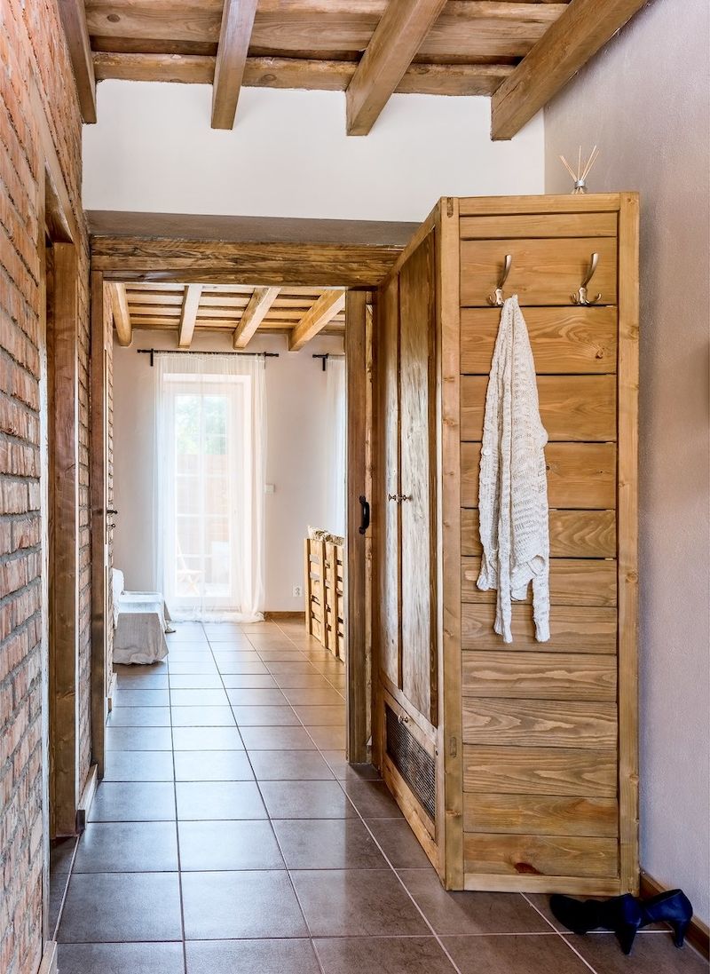 Úložné prostory řeší skříň v chodbě a malá technická místnost vedle koupelny. 