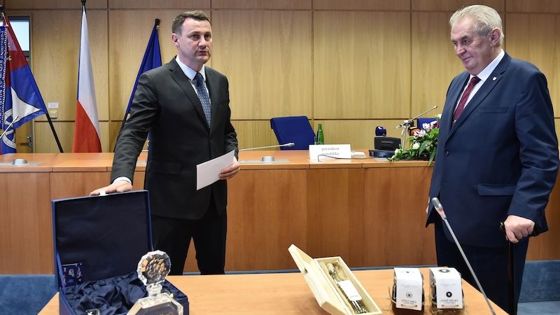 Hejtman Libereckého kraje Martin Půta (vlevo) a prezident Miloš Zeman si předávají dary v sídle krajského úřadu v Liberci.