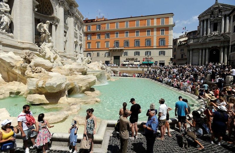 Římská fontána di Trevi je často v obležení turistů. Za sezení na jejím okraji, svačení nebo smáčení se ale teď hrozí pokuty. 