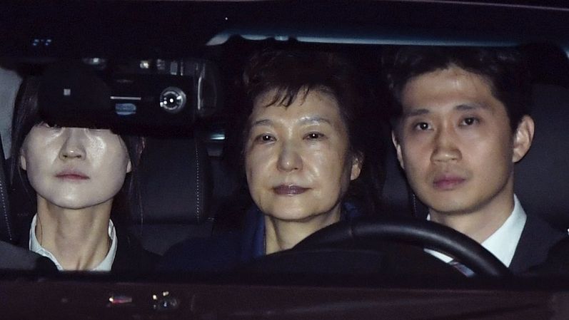 Pak Kun-hje (uprostřed) přijíždí k jihokorejskému soudu