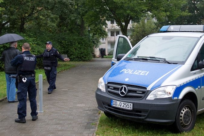 Policisté při zásahu na sídlišti v Saské Kamenici. 
