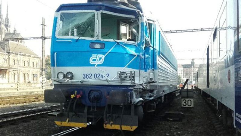 Elektrická lokomotiva řady 362 poškozená při srážce 