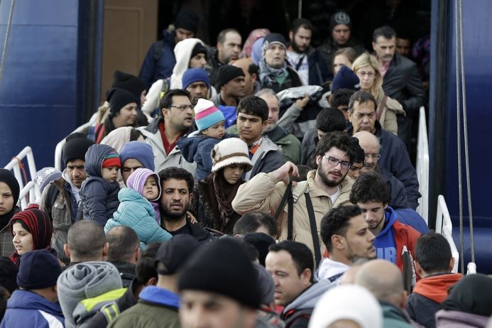 Do Evropy proudí i během zimy stovky migrantů.