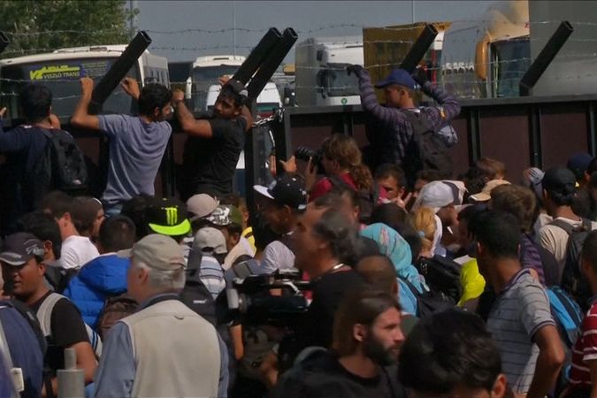 BEZ KOMENTÁŘE: Uprchlíci se hromadí na hraničních přechodech mezi Maďarskem a Srbskem