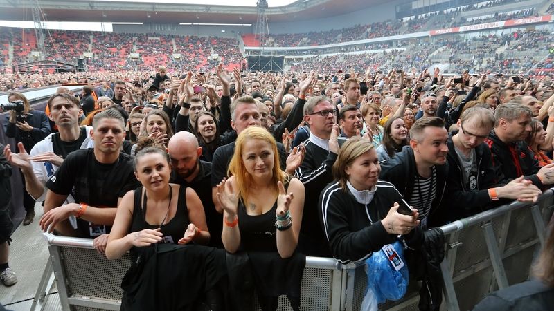 Fanoušci Depeche Mode v pražském Edenu