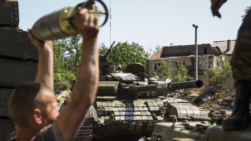 Proruský separatista nakládá munici do tanku na doněckém letišti