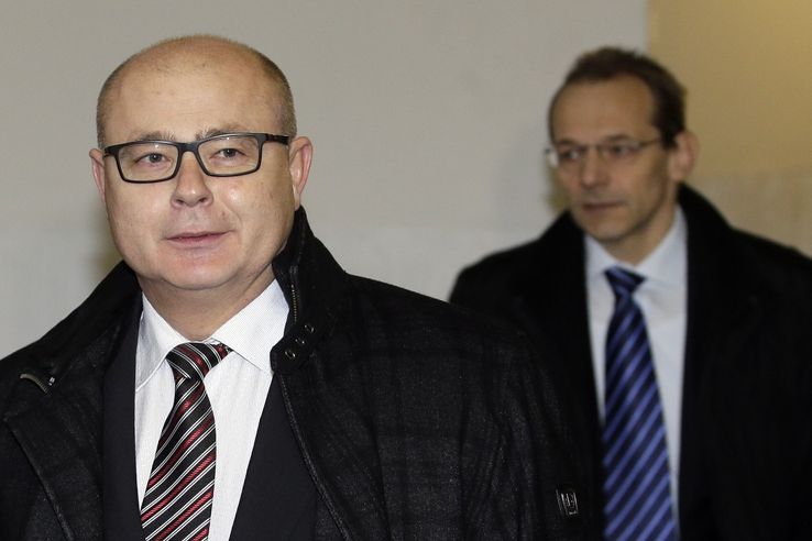 Ondřej Páleník a Jan Pohůnek (vpravo) přichází k Obvodnímu soudu pro Prahu 1, který 12. ledna 2015 pokračoval v projednávání jejich kauzy zneužití vojenského zpravodajství.