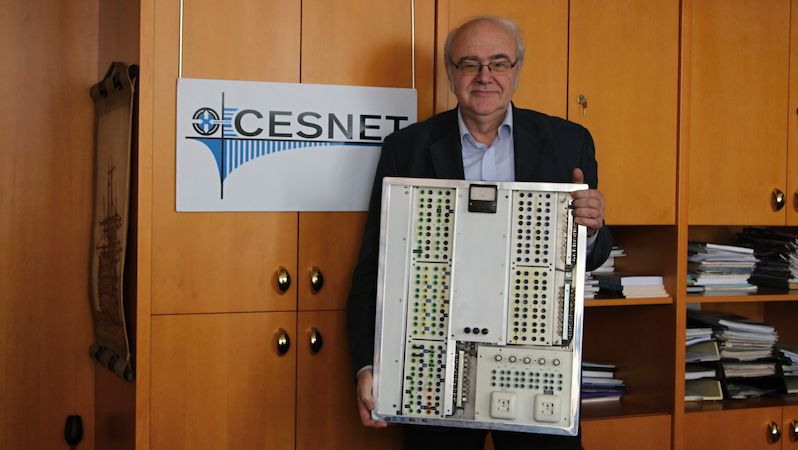 Ředitel sdružení Cesnet Jan Gruntorád ukazuje panel, prostřednictvím kterého se v roce 1992 Česká republika připojila poprvé k internetu.