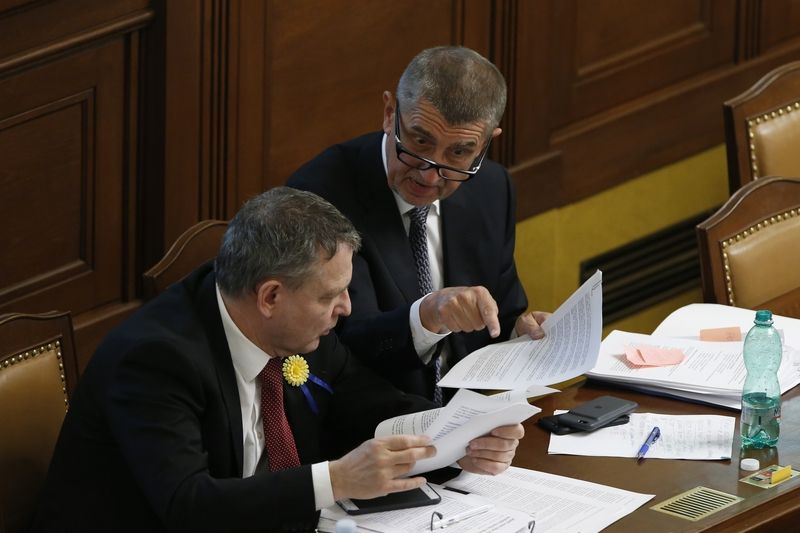 Ministr zahraničí Lubomír Zaorálek a ministr financí Andrej Babiš při vzrušené debatě ve Sněmovně
